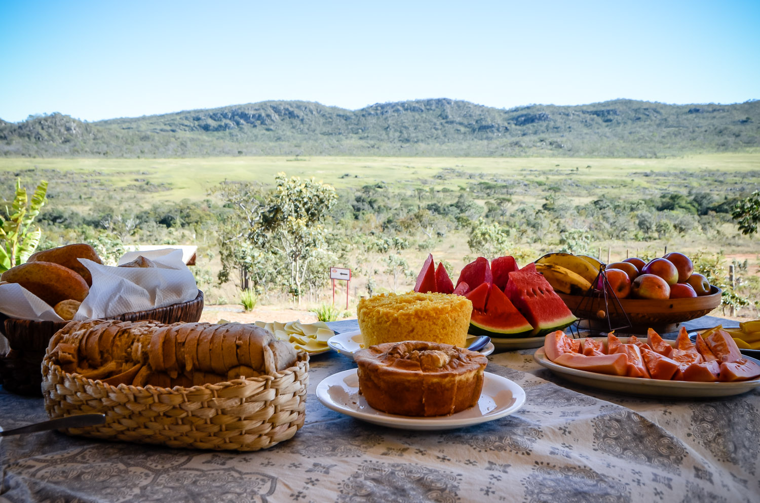 Mesa de alimentação servida com vista para a Chapada dos Veadeiros